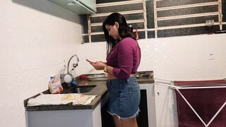 ATTRACTIVE BITCH ENJOYS TO TAKE SPUNK IN HER MOUTH AND GET HER FACE FULL OF SPERM